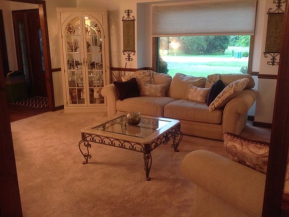 4th image of 8 Cherry Hill Cir