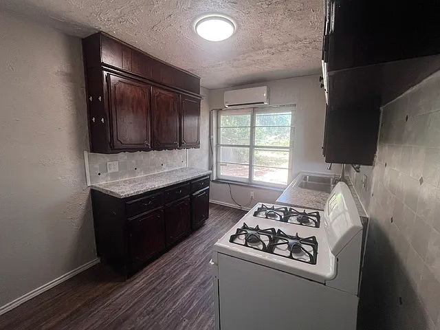 3 bed, 1050 sqft, $1,150 — Photo 3
