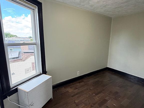 4th image of 429 S 6th St Floor 3