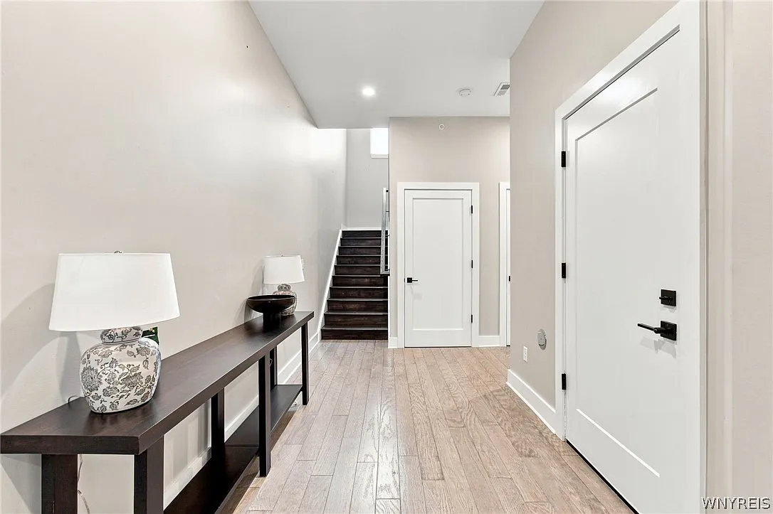 3 bed, 2.5 bath, 2679 sqft, $8,000 — Photo 2