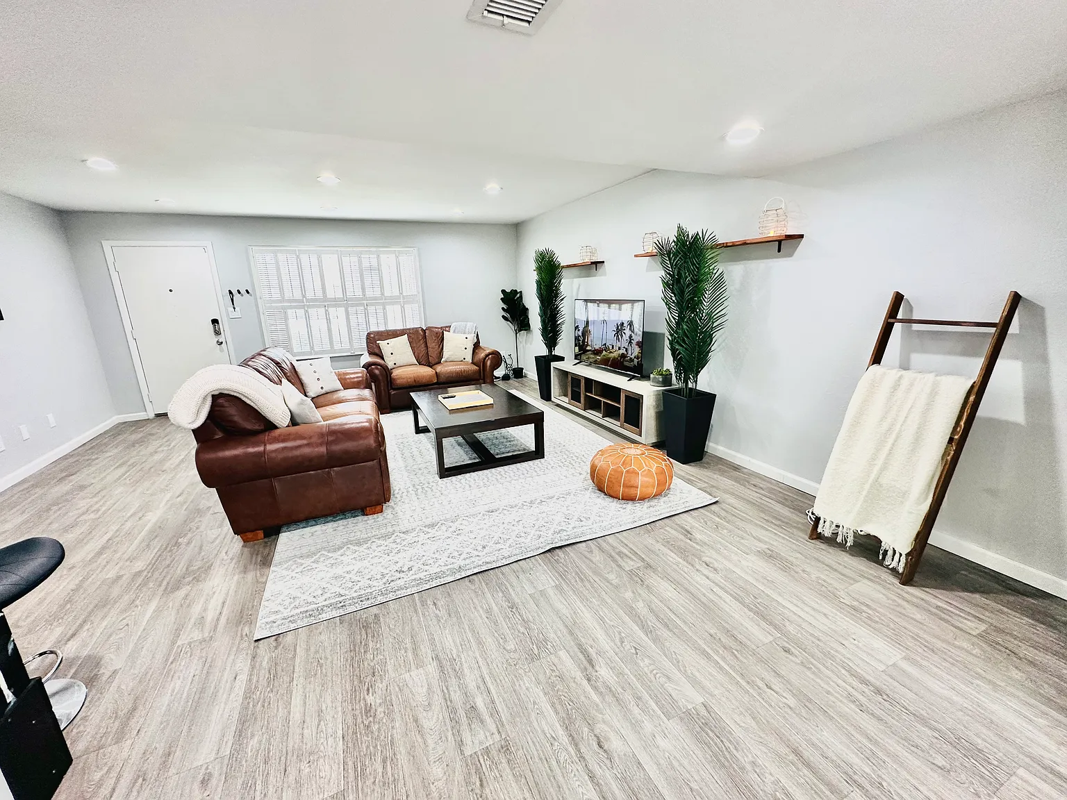 2134 E Dunbar Dr — Photo 3
