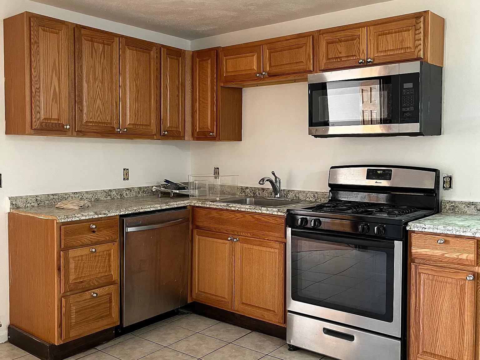 2 bed, 9999 sqft, $2,400 — Photo 2