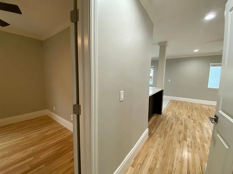 AC! In Unit Washer & Dryer! Reserved Onsite Parking! Downstairs Home! — Photo 7