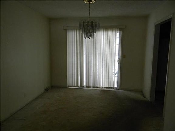 3rd image of 4828 Mockingbird Ln