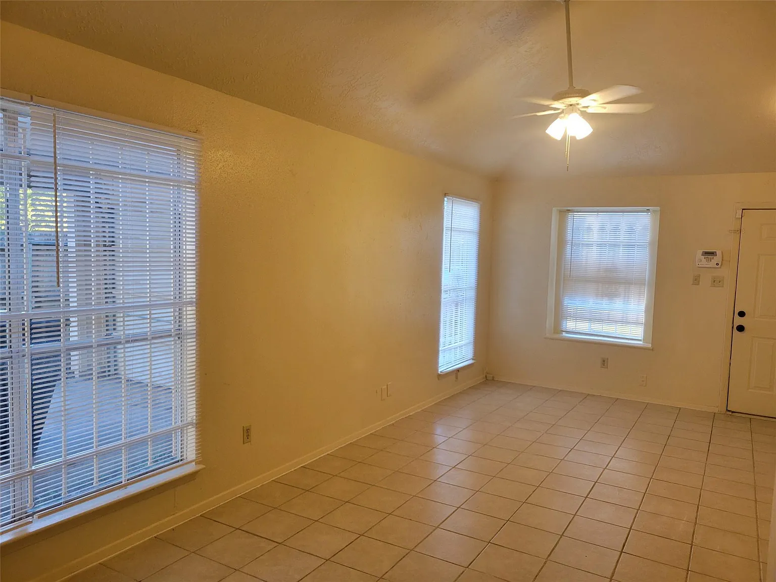 2 bed, 1.0 bath, 908 sqft, $1,395 — Photo 3