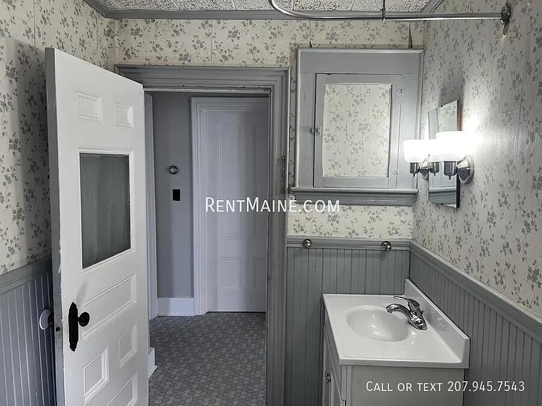 445 Main St #B — Photo 10