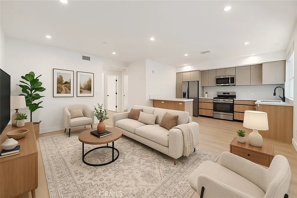3 bed, 900 sqft, $3,250 — Photo 1