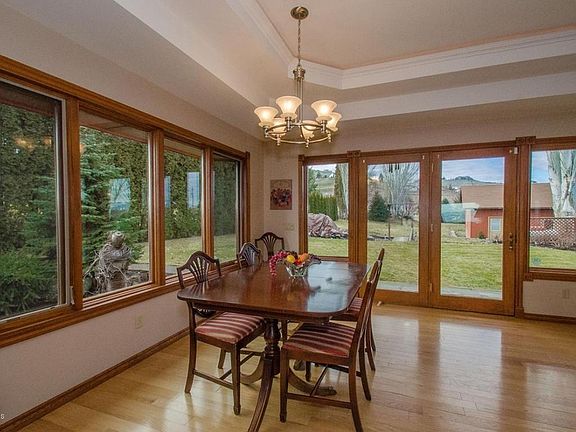 Formal Dining Area Brings the Outside In