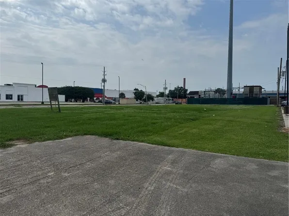 8356 W Judge Perez Dr, Chalmette, LA 70043