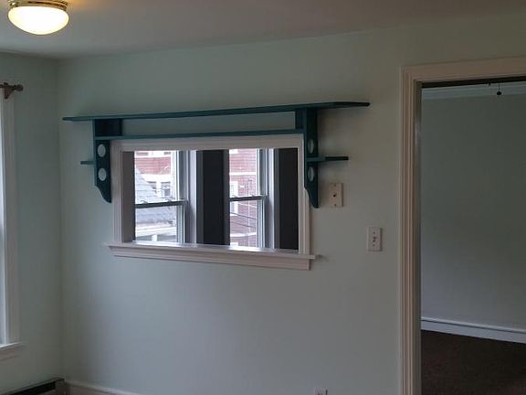 Kitchen eat-in area