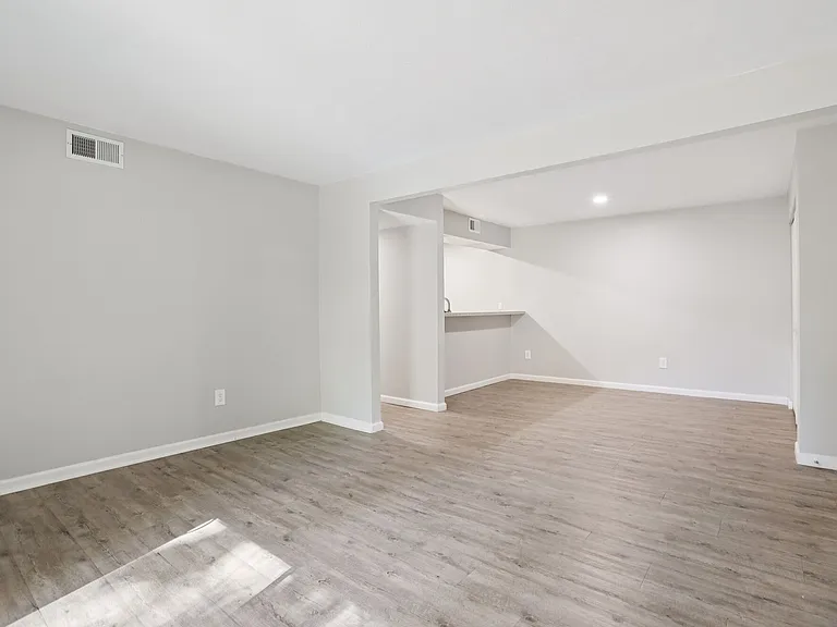 Twyckenham Apartments — Photo 9