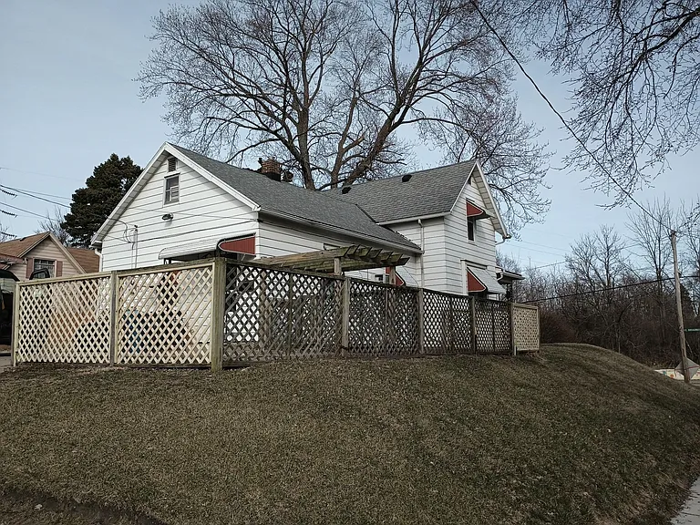 1424 E Broadway St — Photo 21