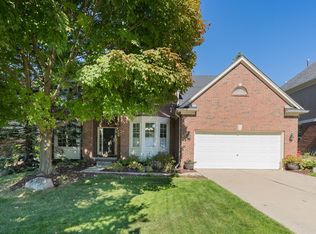 1143 Waycroft Ln, Rochester, MI 48307