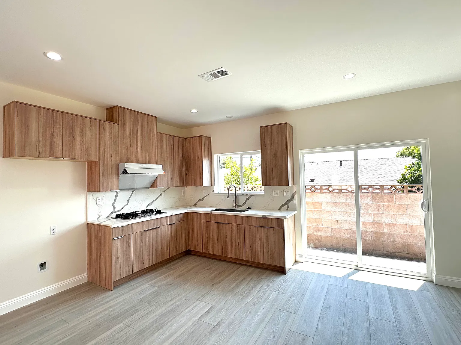 3 bed, 1200 sqft, $3,200 — Photo 3