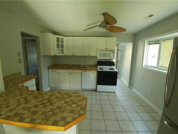 3rd image of 1421 Salton Dr