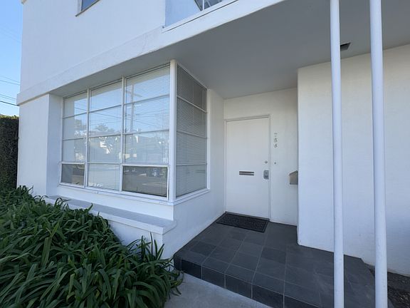 Entry off Waring Ave