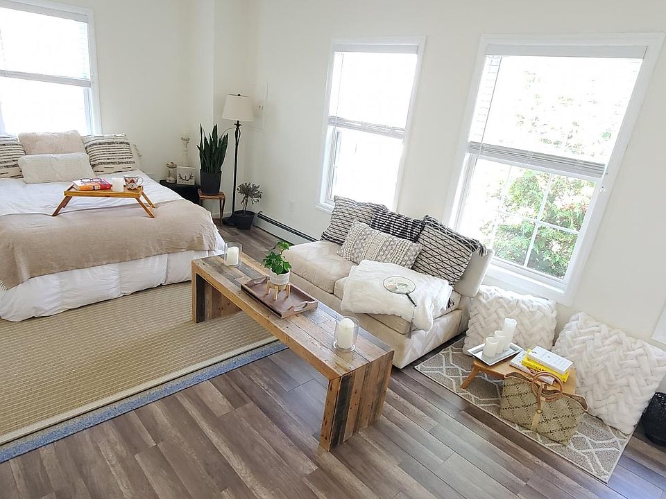 22ft x 11ft Bright spacious bedroom with one North Facing and three East facing windows.