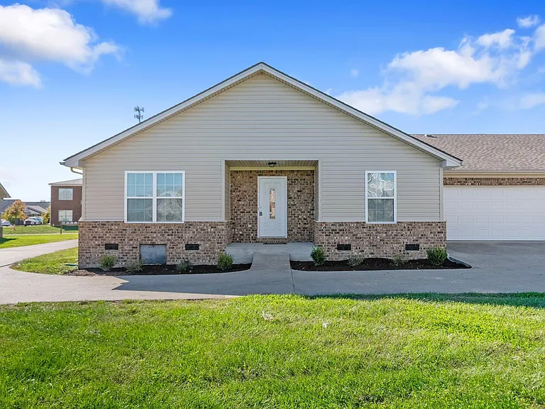 579 Regency Cir — Photo 1