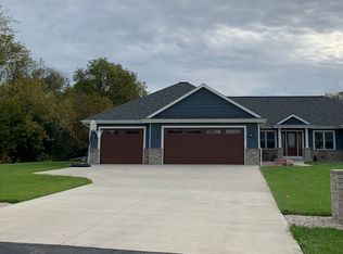 321 Coyote Trl, Burlington, WI 53105