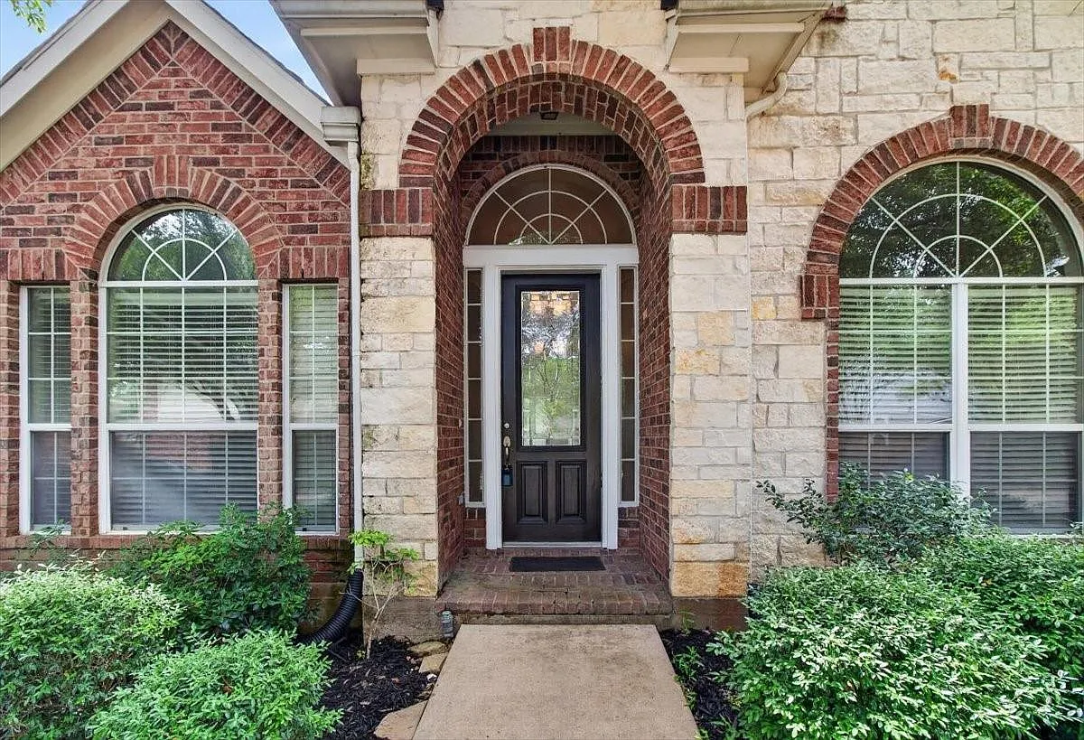 4 bed, 2.5 bath, 2824 sqft, $2,690 — Photo 2