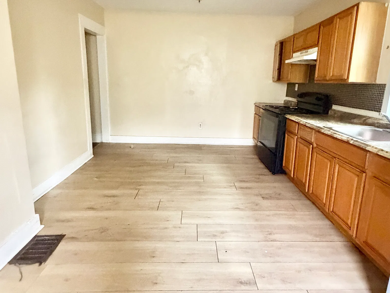 3 bed, 1350 sqft, $2,300 — Photo 2