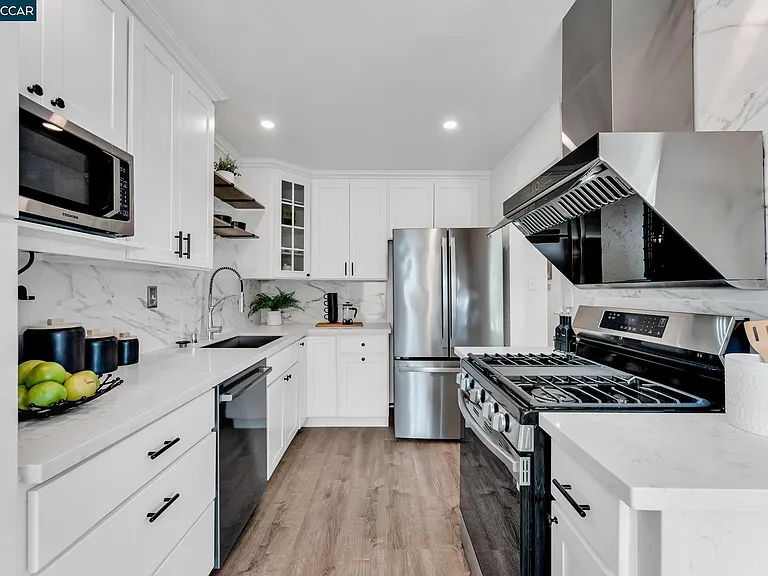 392 Bayview Cir — Photo 35