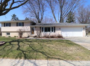 422 Woodview Dr, Sun Prairie, WI 53590