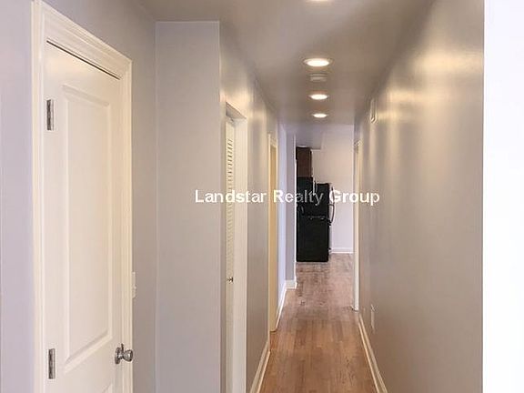 2nd image of 900 W Montrose Ave APT 1