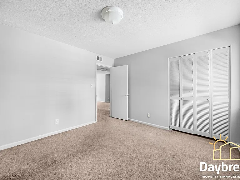 10910 Queen Ann Ct — Photo 11