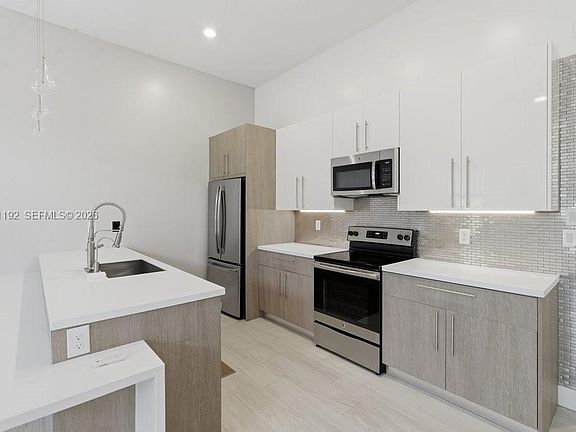 3rd image of 913 NW 45th Ter