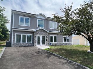 19 Chimney Ln, Levittown, NY 11756