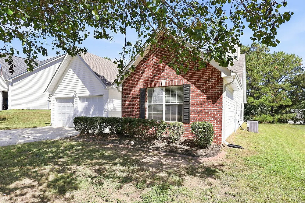 3 bed, 2.0 bath, 1856 sqft, $2,455 — Photo 3