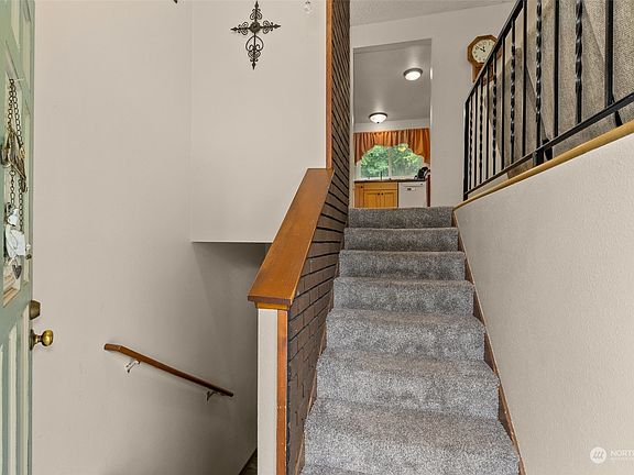 5th image of 363 SE Canyon Drive