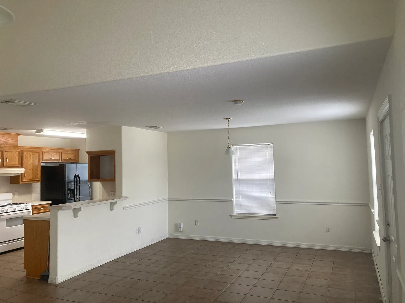 2 bed, 1.5 bath, 1400 sqft, $1,500 — Photo 2