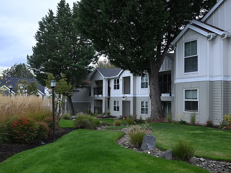 Emerald Place Apartments — Photo 25