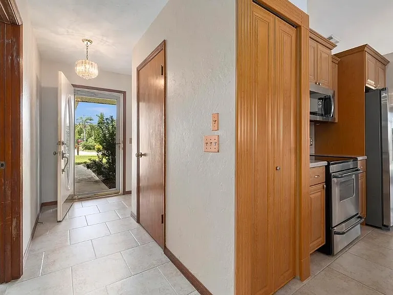 329 SE Oakridge Dr — Photo 3