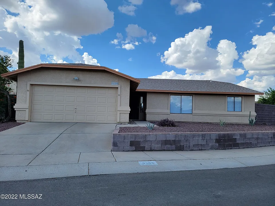 9689 N Donegal Pl