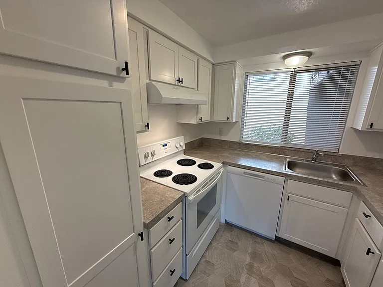 1828 Liberty St NE — Photo 8