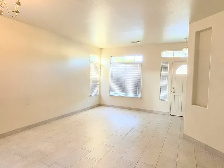 511 Lewisham St — Photo 3