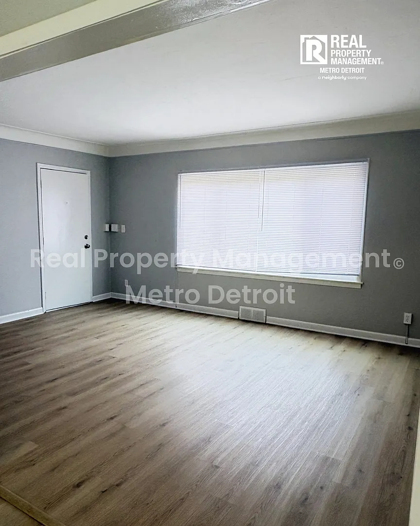 2-Bedroom Single-Family Home in Pontiac, Michigan — Photo 2