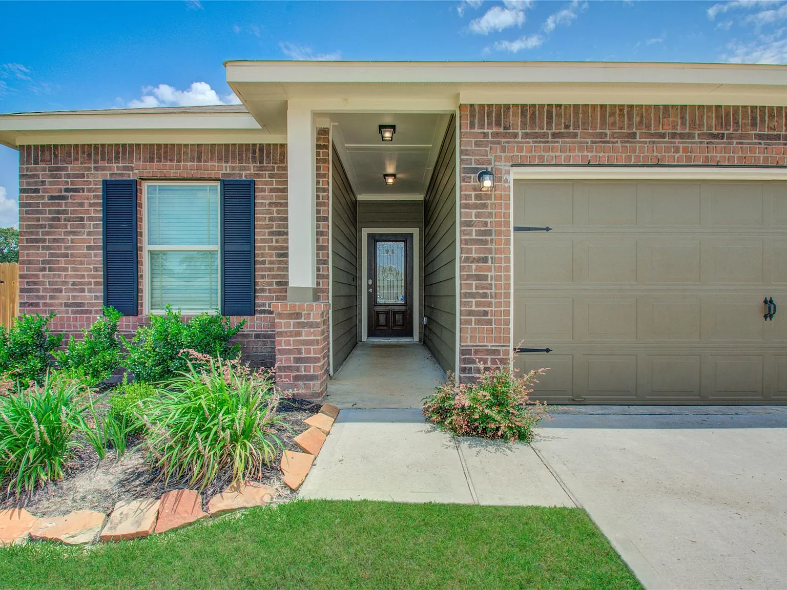 4 bed, 2.0 bath, 1821 sqft, $1,965 — Photo 2