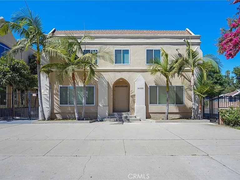 14335 Hamlin St — Photo 1