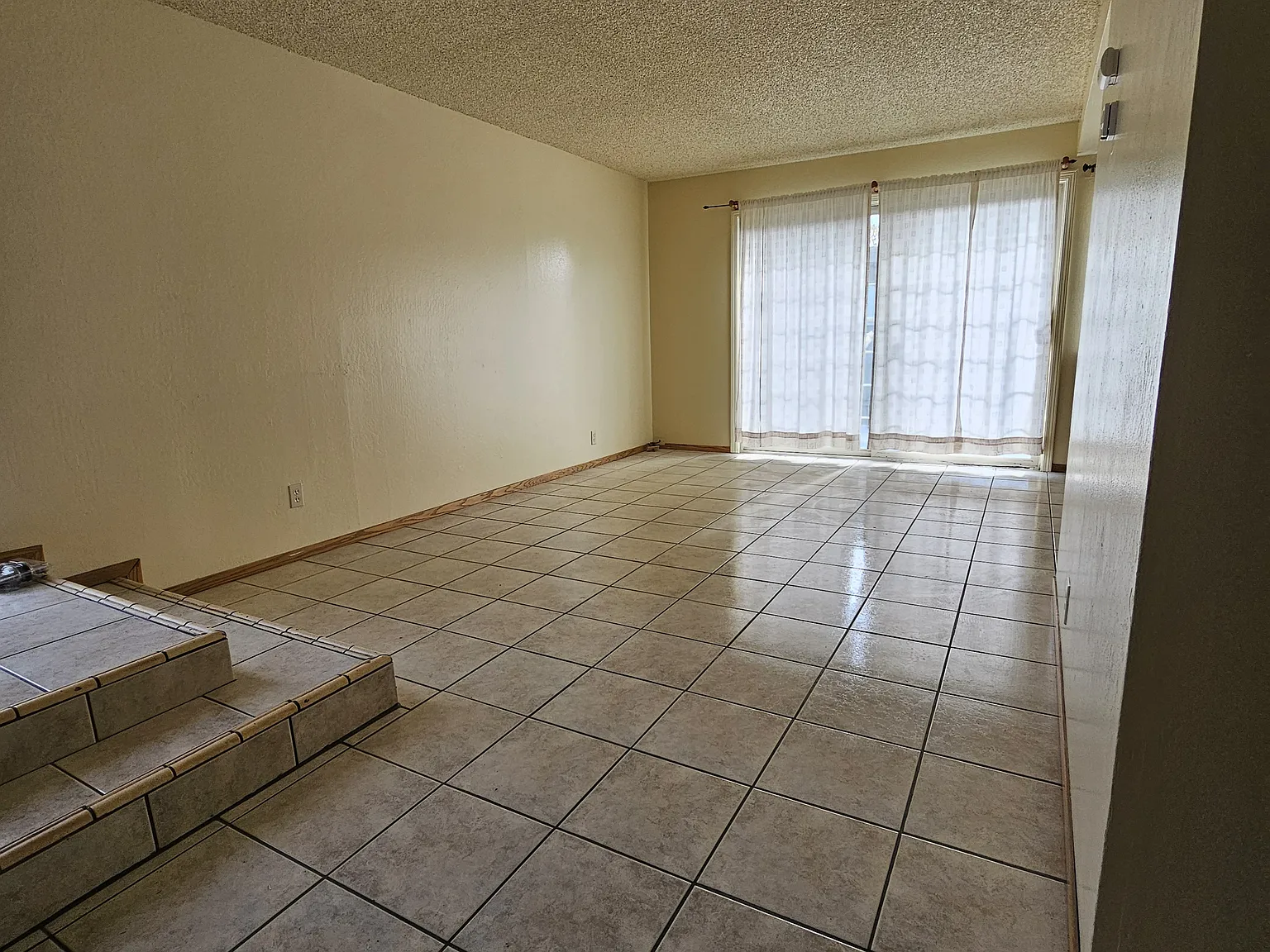 3 bed, 1.5 bath, 1130 sqft, $3,500 — Photo 2