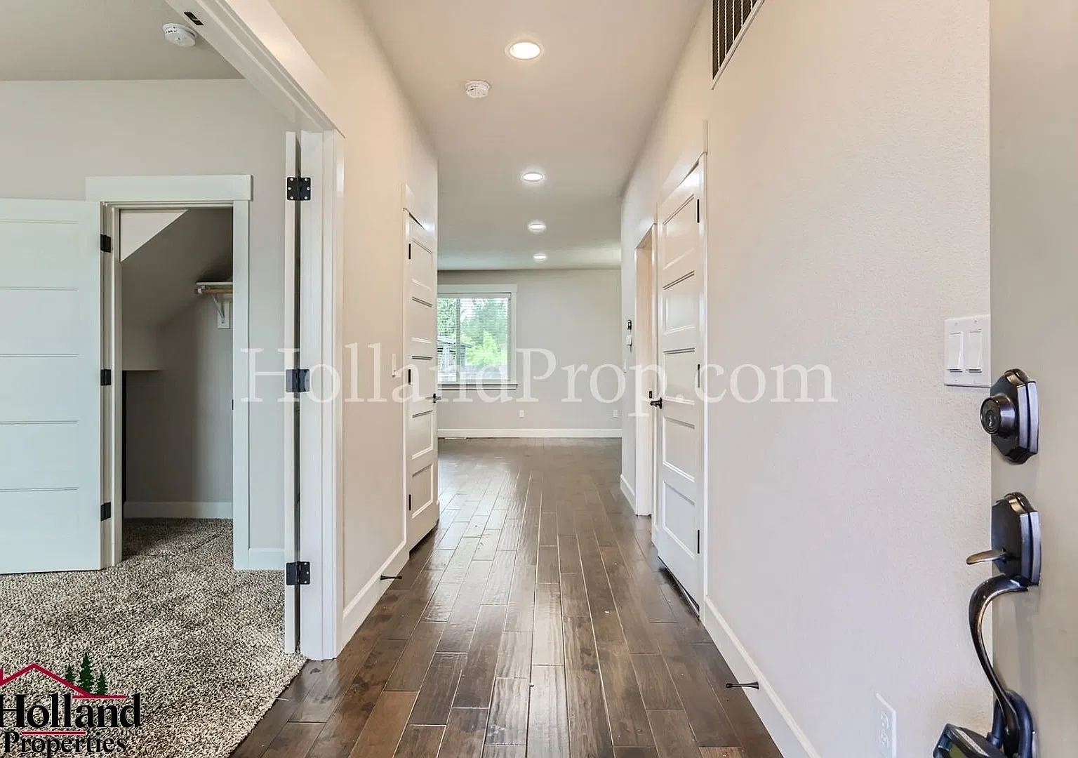 Spectacular 4-Bedroom Single-Family Home with Modern Central AC! — Photo 4