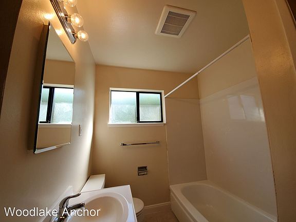 5th image of 923 E 5th Ave