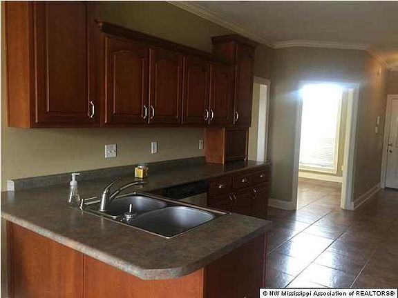 5th image of 1410 Vernon Dr N