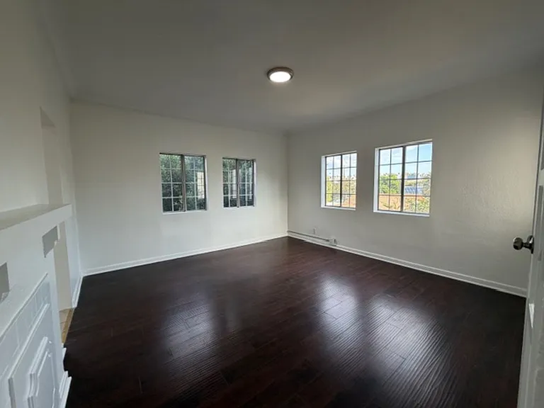 512 N Alexandria Ave — Photo 5