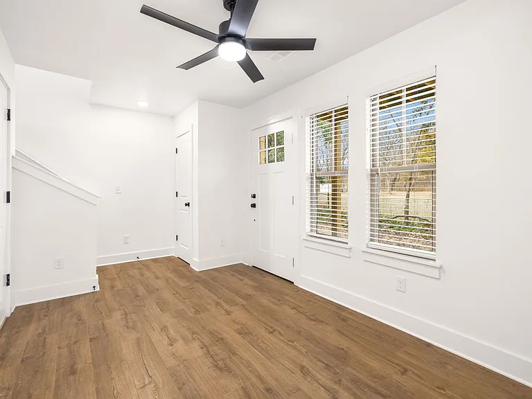 Luxury One Bedroom Townhome Available Now! - In The Heart Of Fayetteville — Photo 9