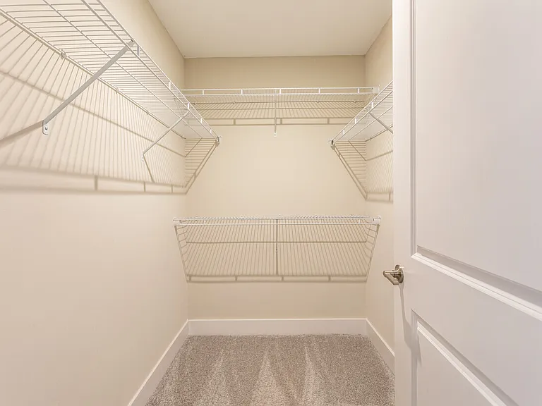 Walk-In-Closet