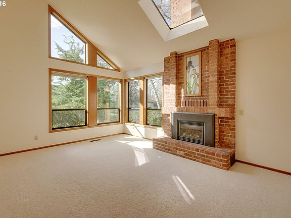 4th image of 554 NE Geraldine Dr